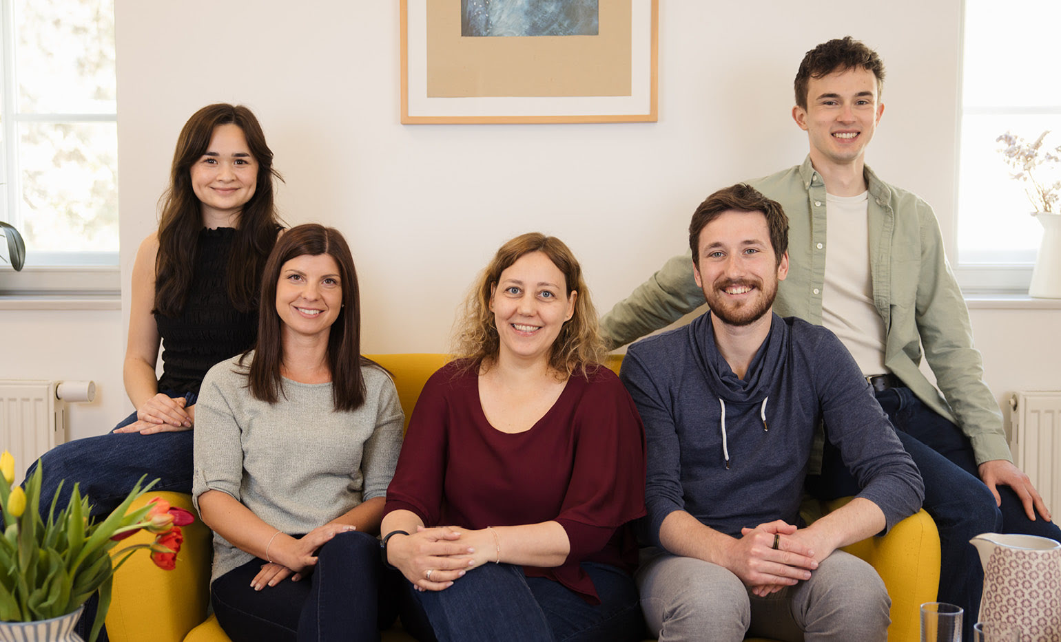 Das Team von Pro:You sitzt gut gelaunt zusammen auf einem gem&uuml;tlichen Sofa.