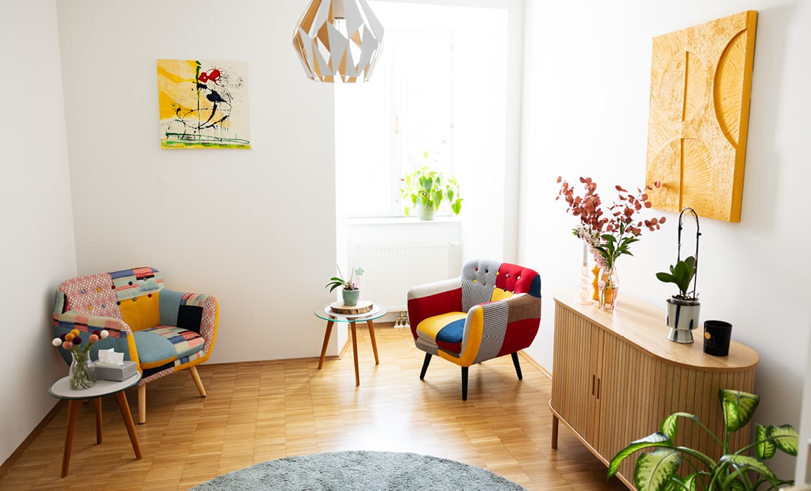 Im farbenfrohen Wartebereich des Pro:You Zentrums in Purkersdorf h&auml;ngen Kinderzeichnungen an der Wand und zwei bequeme Sessel laden zum Sitzen ein.