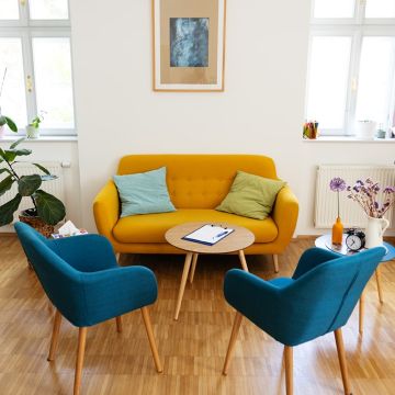 Farbenfroher Sitzbereich im Zentrum Pro:You