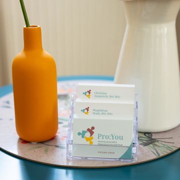 Beistelltisch mit zwei Vasen und den Visitenkarten von Pro:You, Christina Jungwirth und Magdalena Stark