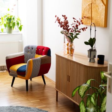 eine elegante Blumenvase dekoriert die Praxis in Purkersdorf