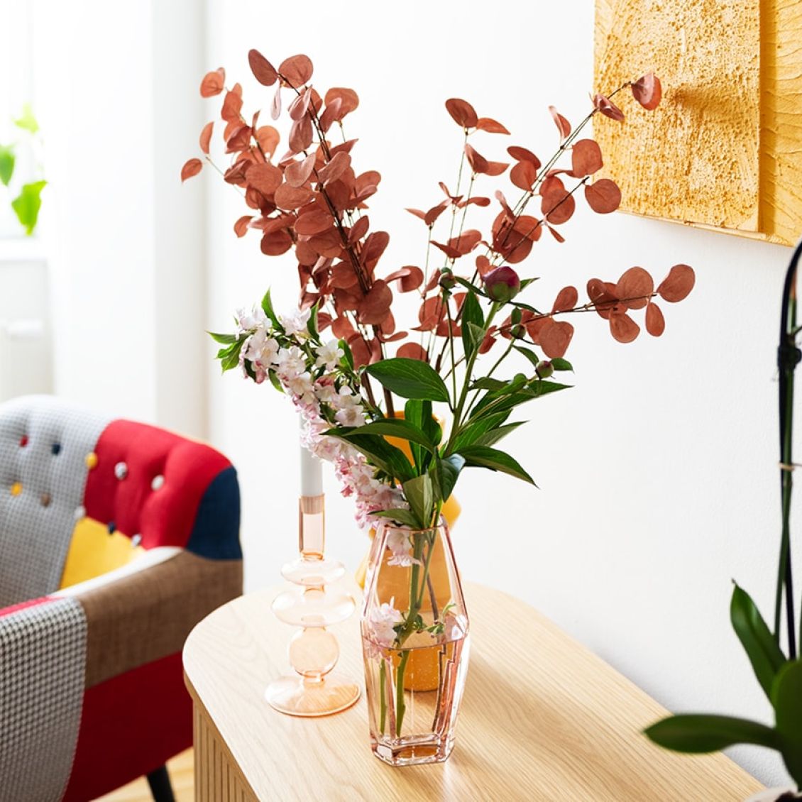 eine elegante Blumenvase dekoriert die Praxis in Purkersdorf