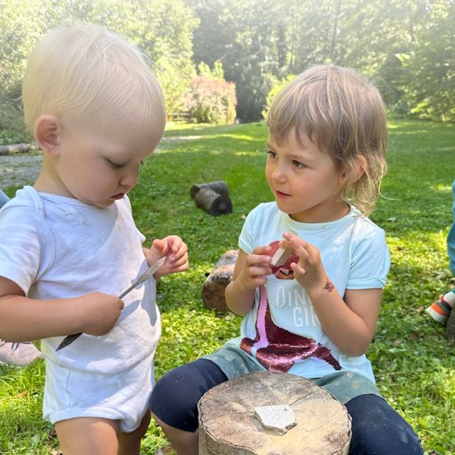 zwei Kinder schleifen Specksteine auf den Waldwochen von Pro:You