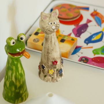 lustige Tonfiguren (Frosch und Katze) dienen als Dekoration