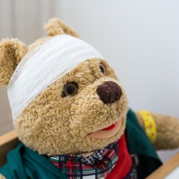 ein Teddybär trägt einen Verband um den Kopf