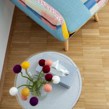 ein eleganter und farbenfroh dekorierter Beistelltisch mit Taschentücherbox