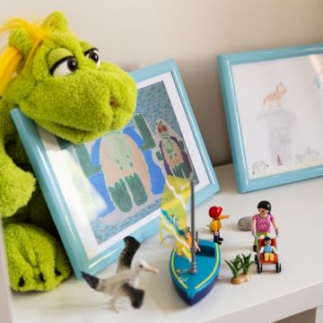 Kinderzeichnungen und Spielfiguren dekorieren die Praxis Pro:You