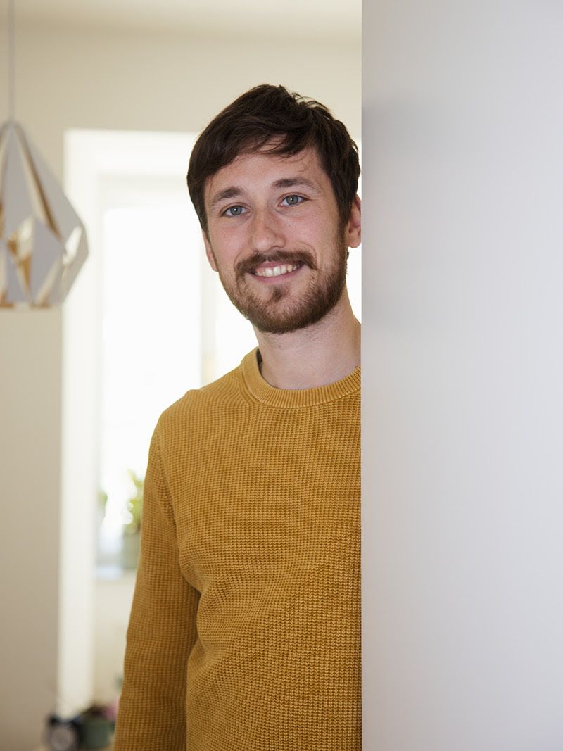 Jonas Reitbauer öffnet begrüßend die Tür zur Praxis Pro:You