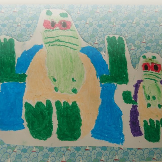 Kinderzeichnung gr&uuml;ne Tiere mit roter Maske und Umh&auml;ngen